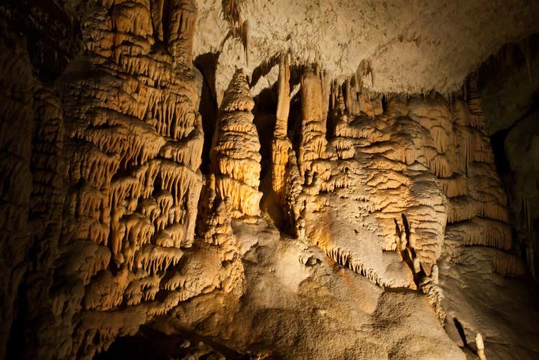 Formations rocheuses dans la grotte de Postojna
