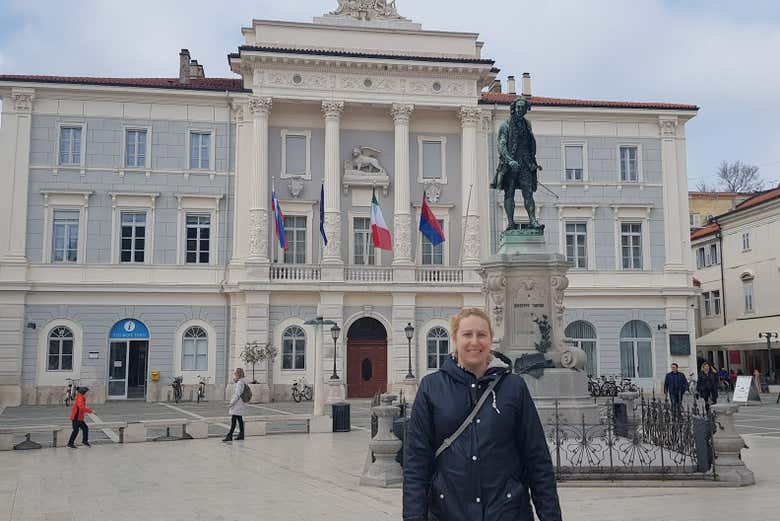 Frente al Teatro Tartini de Piran