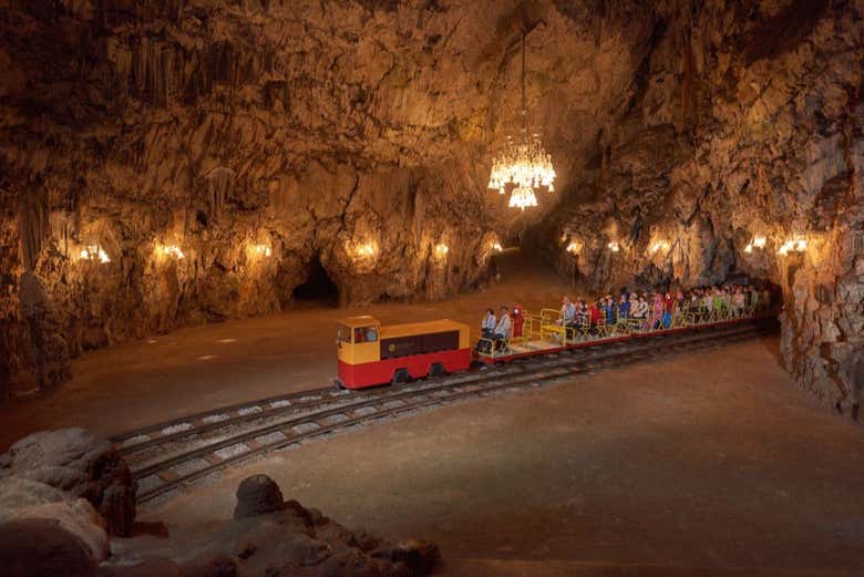Visite de l'intérieur de la grotte de Postojna