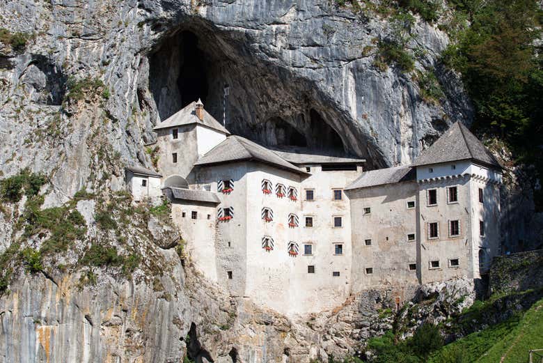 Façade du château de Predjama