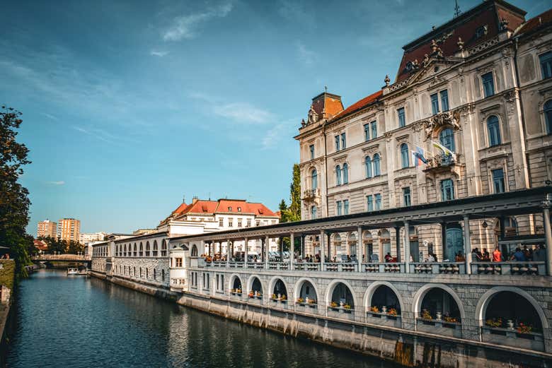 Vista do rio Ljubljanica e do Mercado Central 