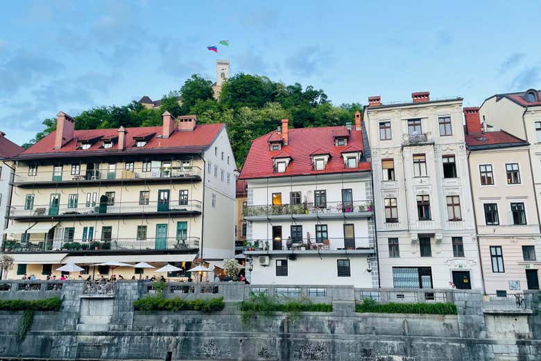 Pintorescos edificios junto al río 