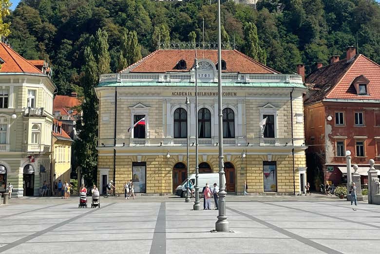 Frente al edificio de la Filarmónica 