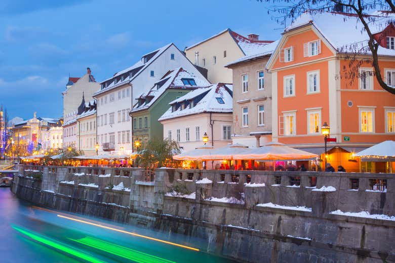 Paisagem de Liubliana com neve nos telhados