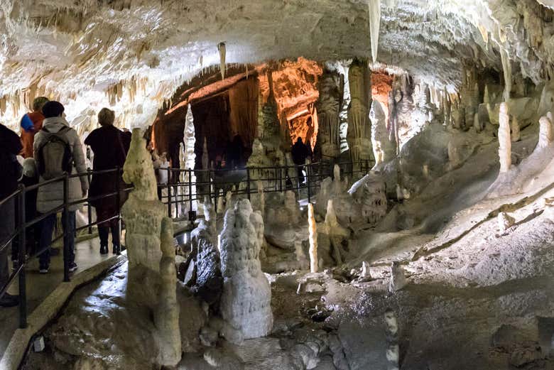 Descobrindo a geologia da caverna Postojna