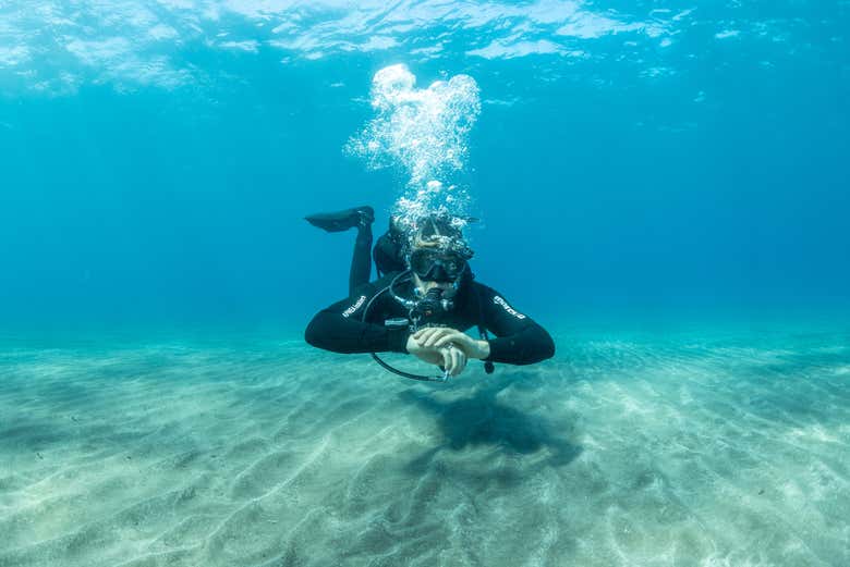 Un sub immerso nella acque di Abades