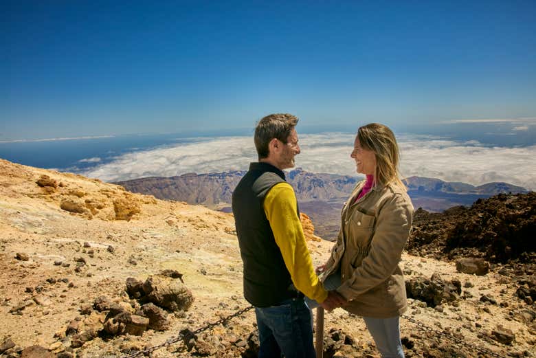Un couple profitant de l'excursion au Teide