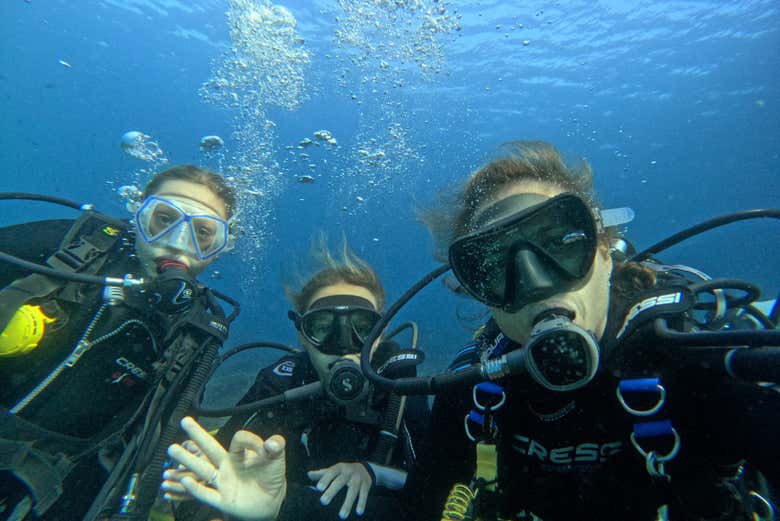 ¡Momento foto durante el buceo! 