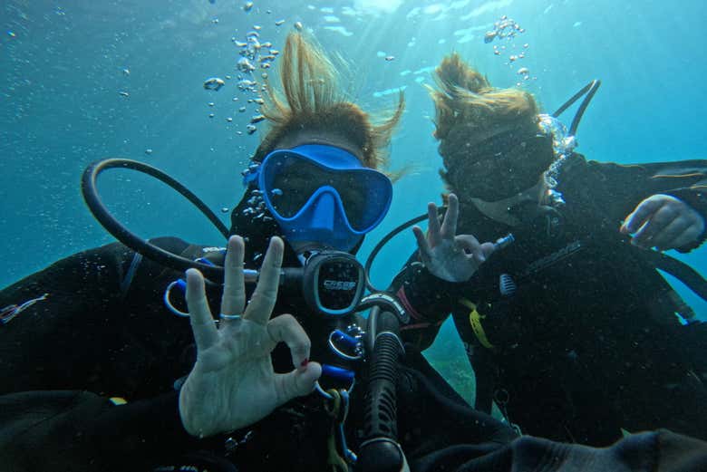 Disfrutando del bautismo de buceo