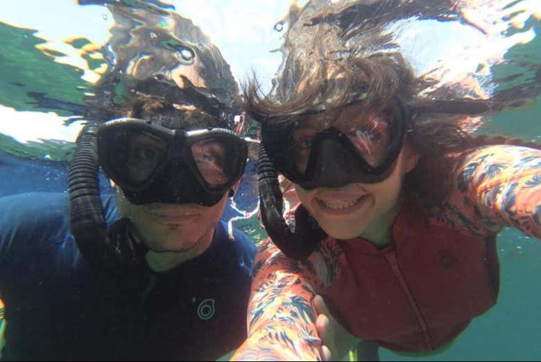 Haciendo snorkel en pareja