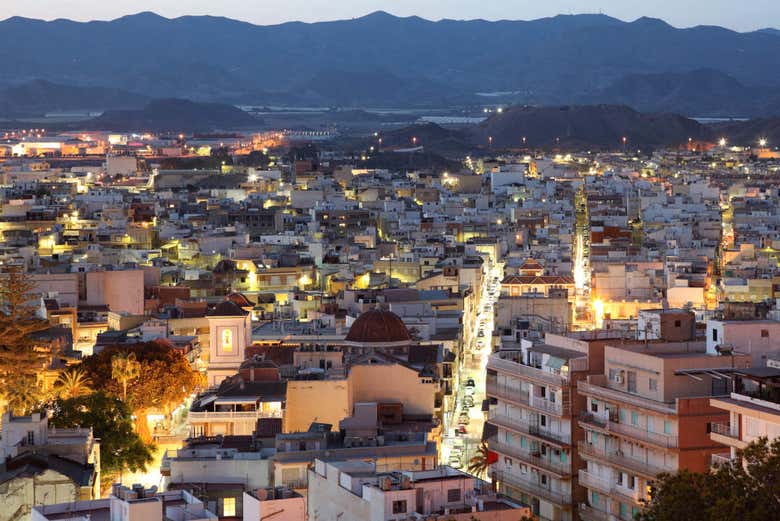 Anochecer sobre el casco antiguo de Águilas