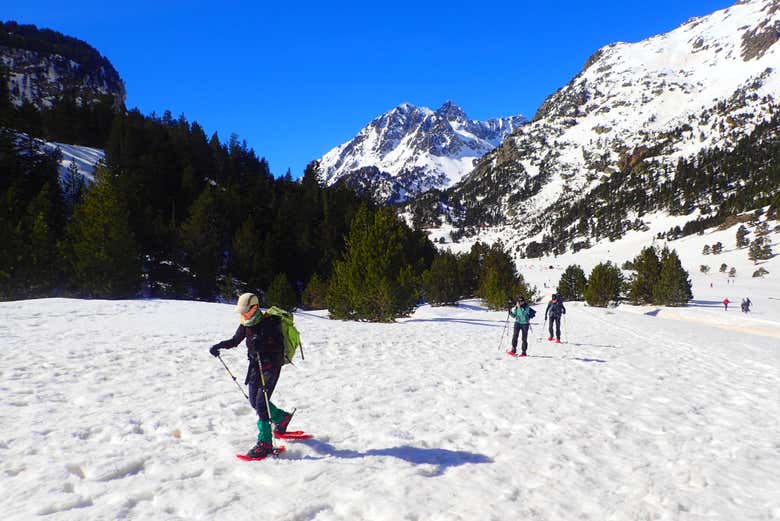 Caminando por la nieve con las raquetas