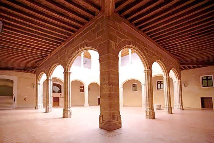 Visitando el claustro del castillo