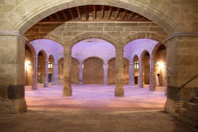 Claustro del castillo iluminado