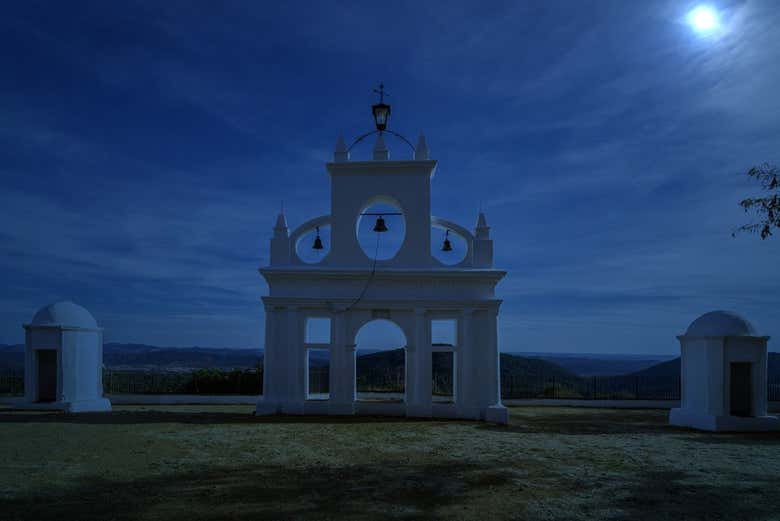 Cae la noche en la Peña de Arias Montano