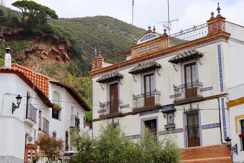 Disfrutando de la visita guiada por Alájar