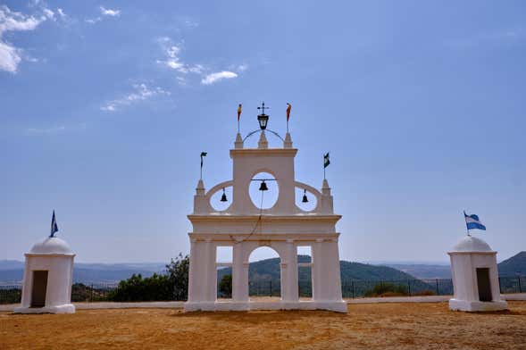 Tour por la Peña de Arias Montano y las cuevas de Alájar