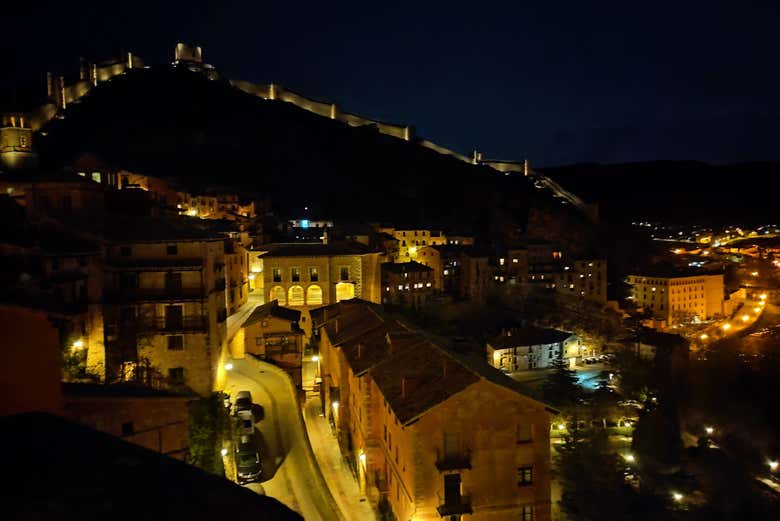 Contemplad la panorámica nocturna de la villa de Albarracín