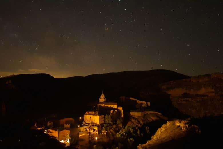Silueta del pueblo medieval de Albarracín iluminado