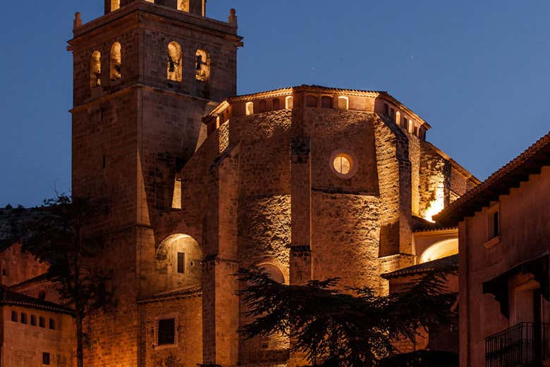 Vistas da Catedral de Albarracín à noite