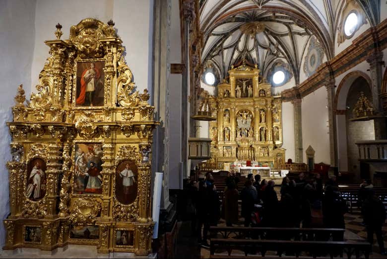 Recorriendo el interior de la Catedral del Salvador