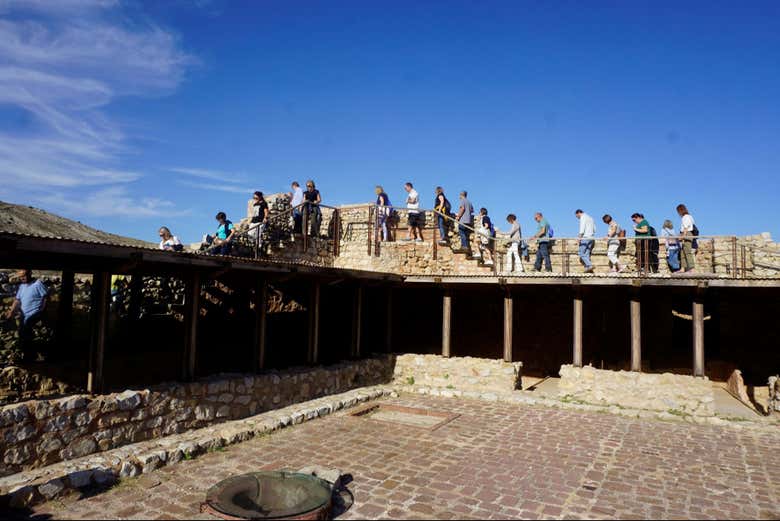 Um grupo no interior do Castelo de Albarracín
