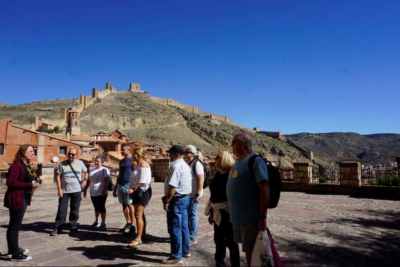 Esuchando atentos a la guía por Albarracín