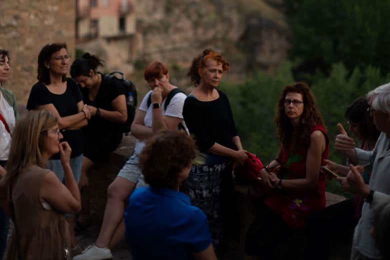 Grupo ouvindo as explicações, com a catedral ao fundo