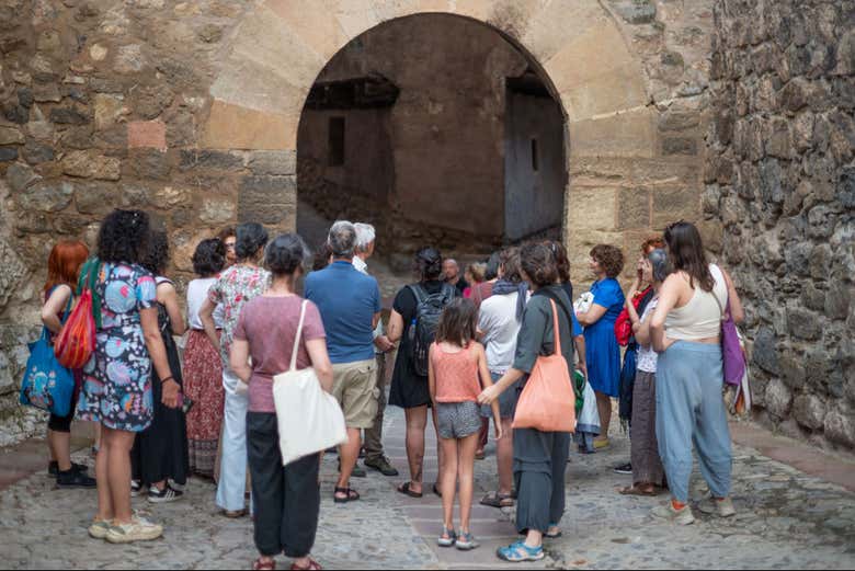 Em frente a uma das portas da muralha de Albarracín