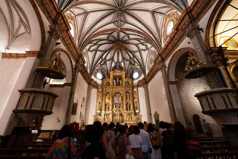 O grupo se surpreendendo ao entrar na catedral