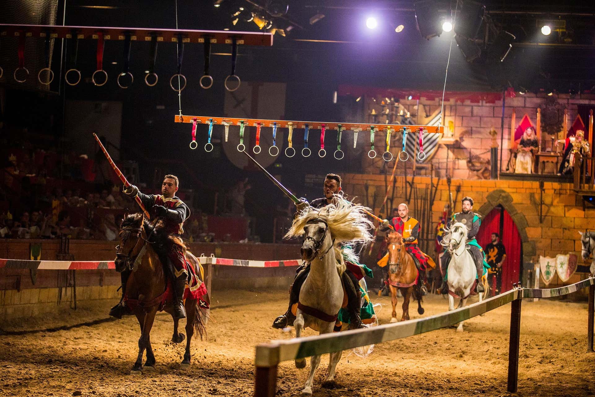 Cena con espectáculo en Magic Robin Hood, Albir