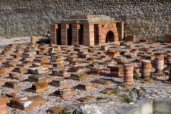 Visita guiada pelo sítio arqueológico de Complutum