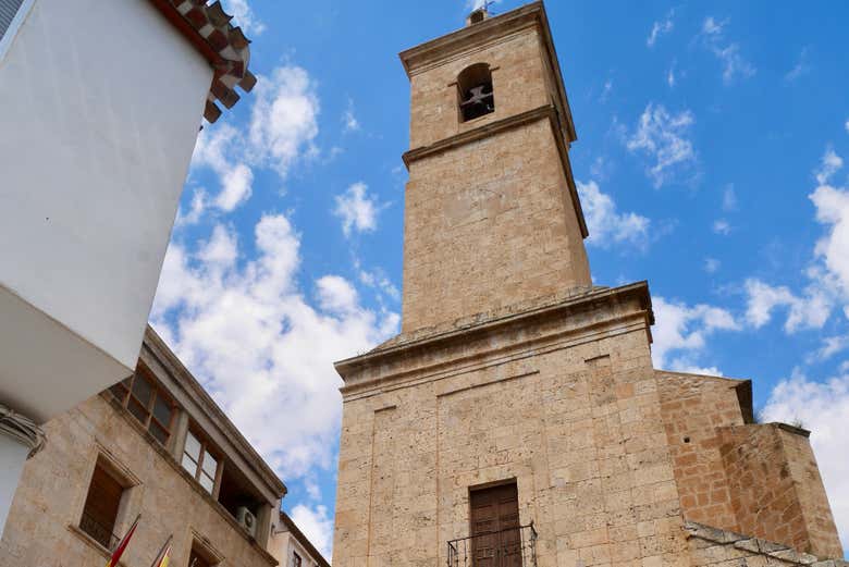 Contemplando la iglesia de San Andrés en Alcalá del Júcar