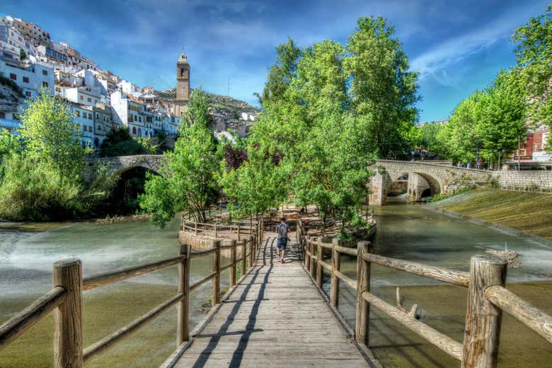 El río Júcar a su paso por el pueblo