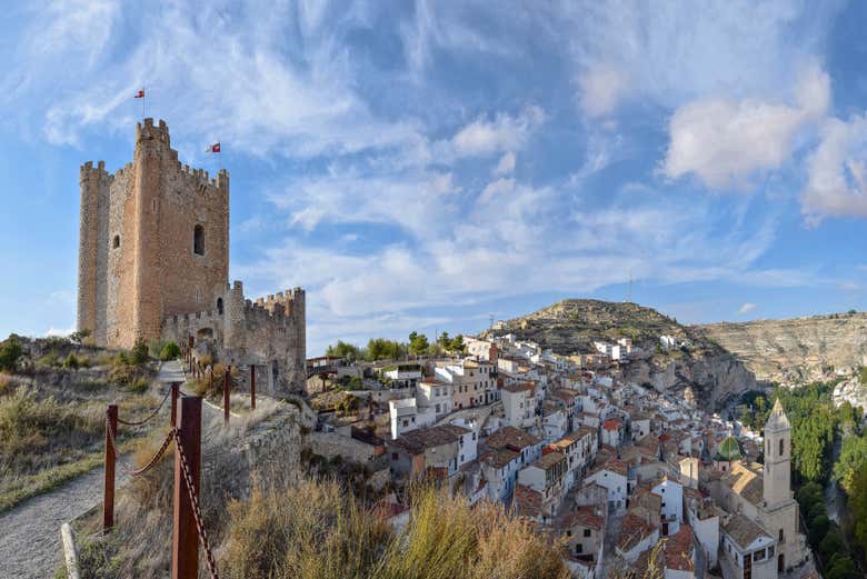 Subiendo al castillo durante la visita guiada a Alcalá del Júcar