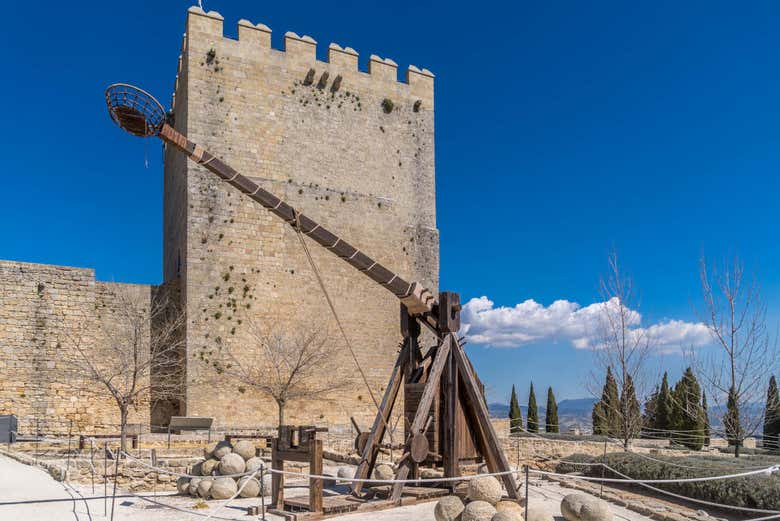 Catapulta junto a una de las torres