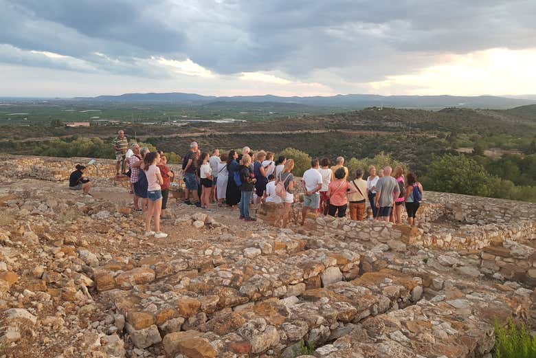 Um grupo de turistas conhecendo o sítio arqueológico