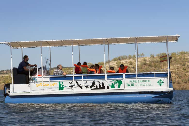Desfrutando do passeio de barco pelo rio Alagón