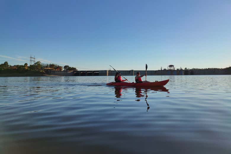 Remando pela represa de Alcántara