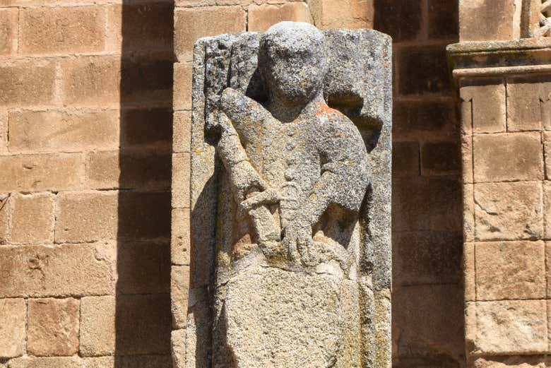 Detalles románicos de la iglesia de Santa María de Almocóvar 