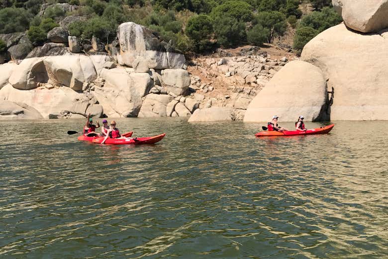 Admirando as formações rochosas da represa