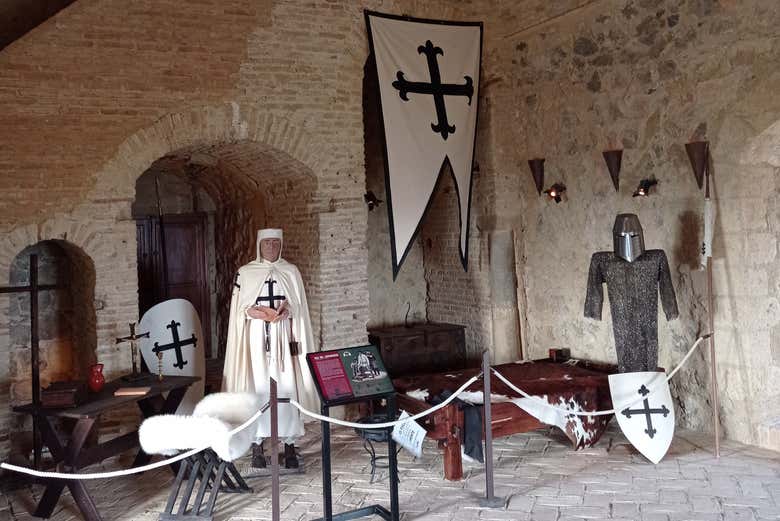 En el castillo se exponen armas y atuendos medievales