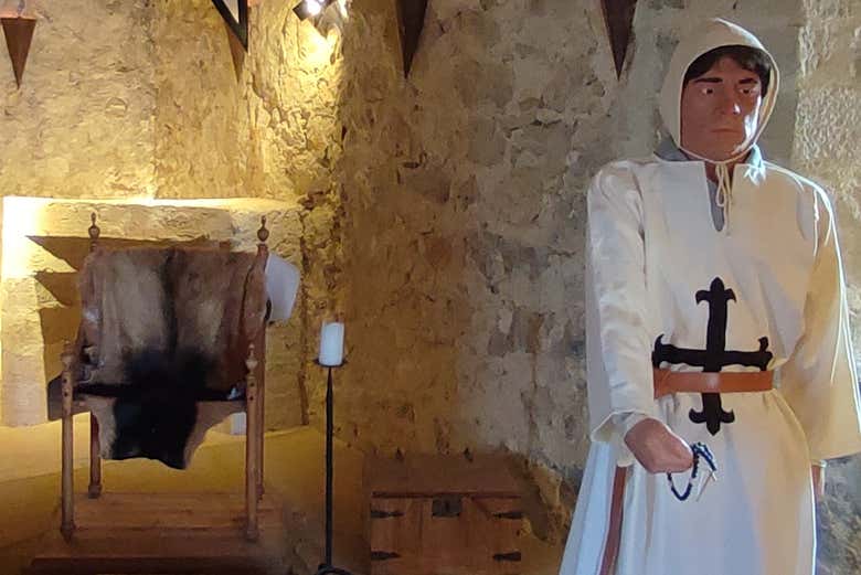 El castillo cuenta con una treintena de figuras de cera