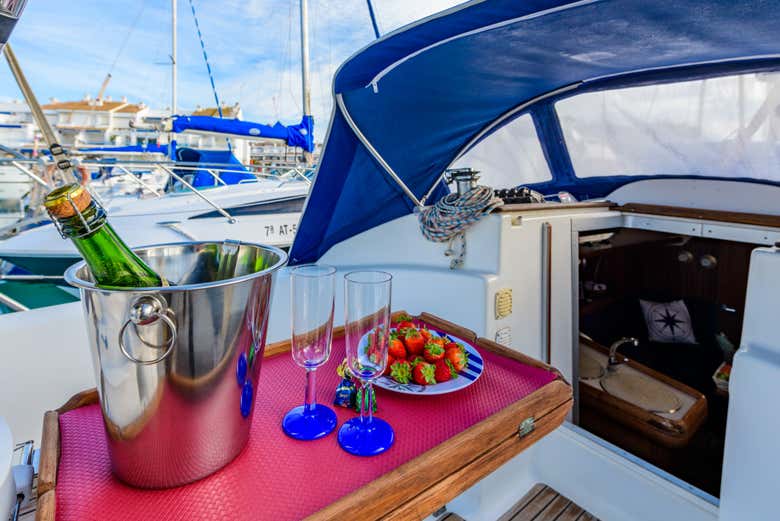 Morangos e taças para um brinde