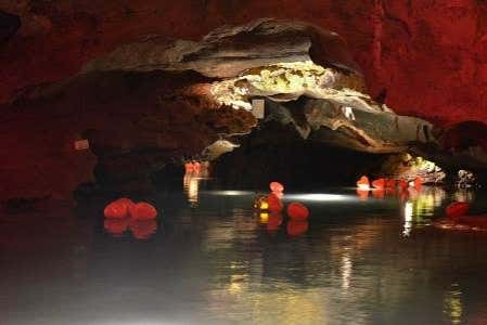 Interno delle grotte di San José