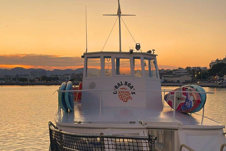 El barco en el que navegaremos al atardecer