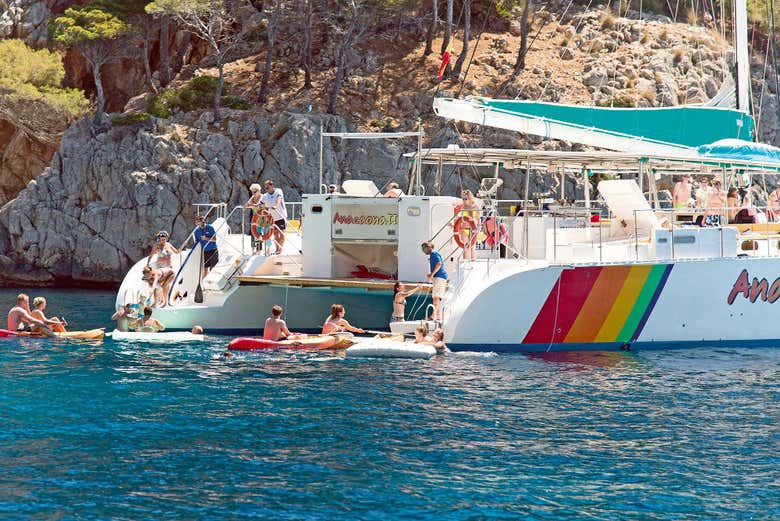 Baño junto al catamarán