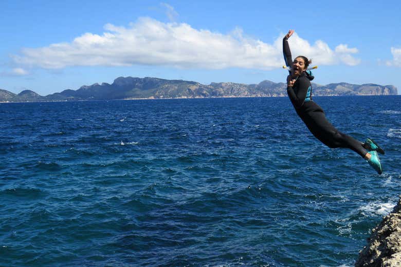 Practicando coasteering en Mallorca