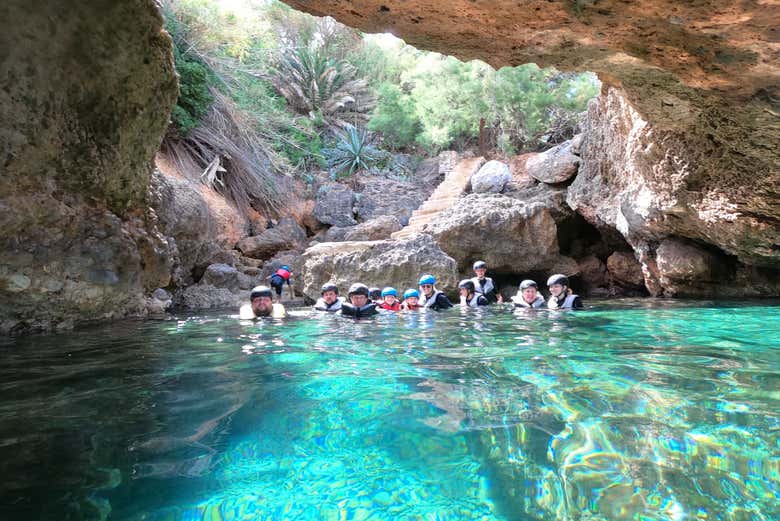 Esplorando grotte marine
