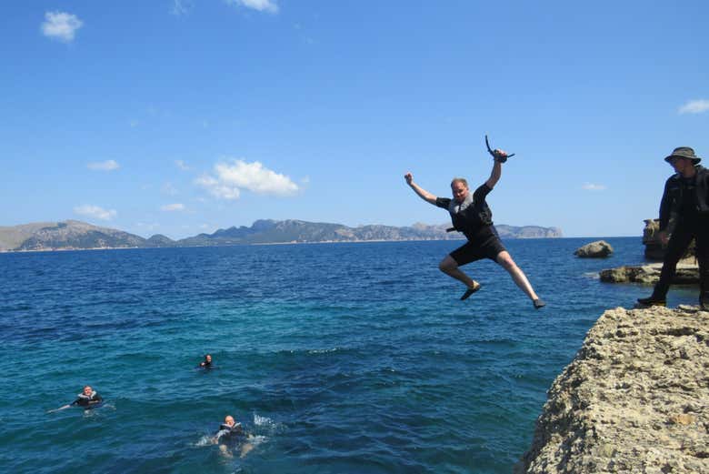 Saltando desde un acantilado